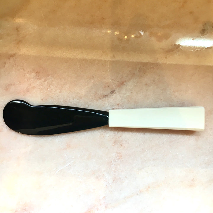 Black and white spreader