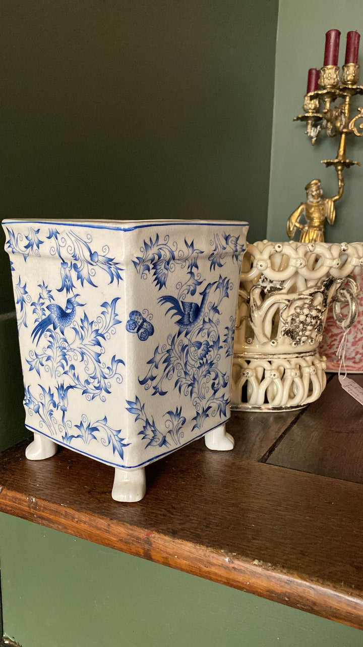 Cache-pot à pieds blanc bleu