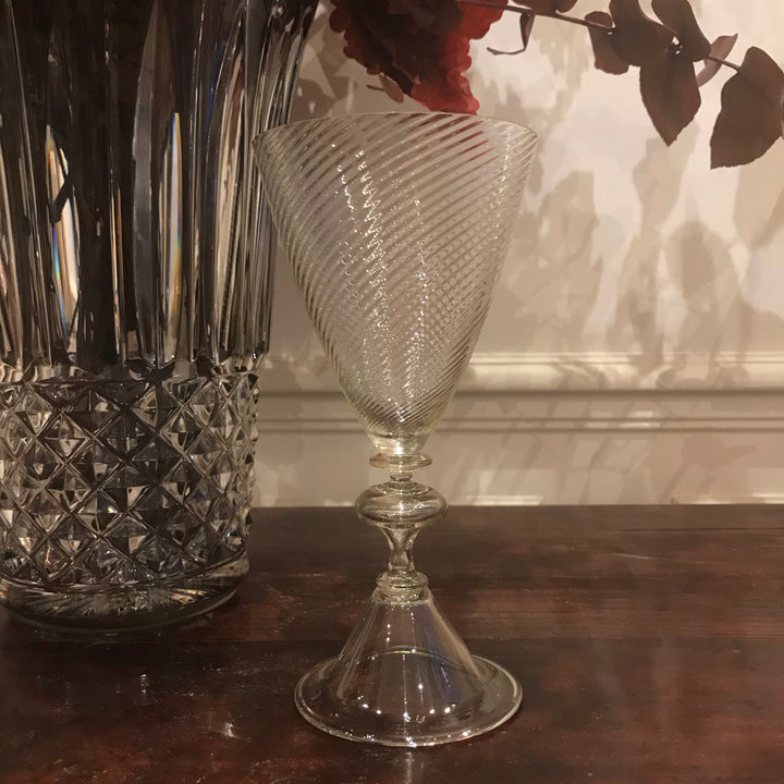 verre a pied souffle bouche strié fumé