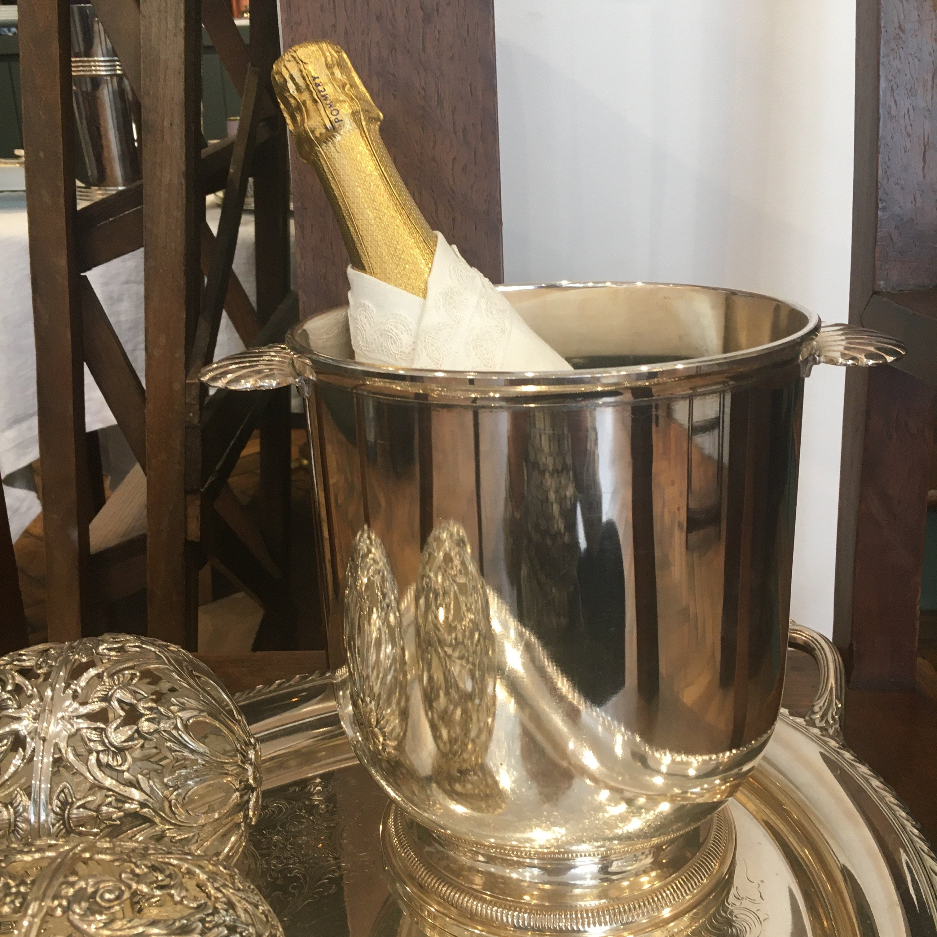 Seau à champagne en métal argenté et anses anneaux Seau à champagne en métal argenté et anses anneaux