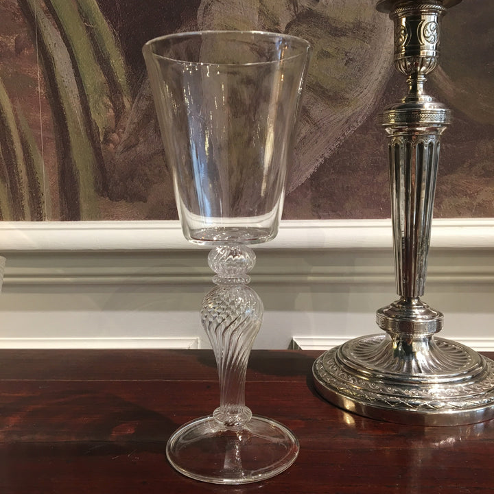 Verre à pied transparent