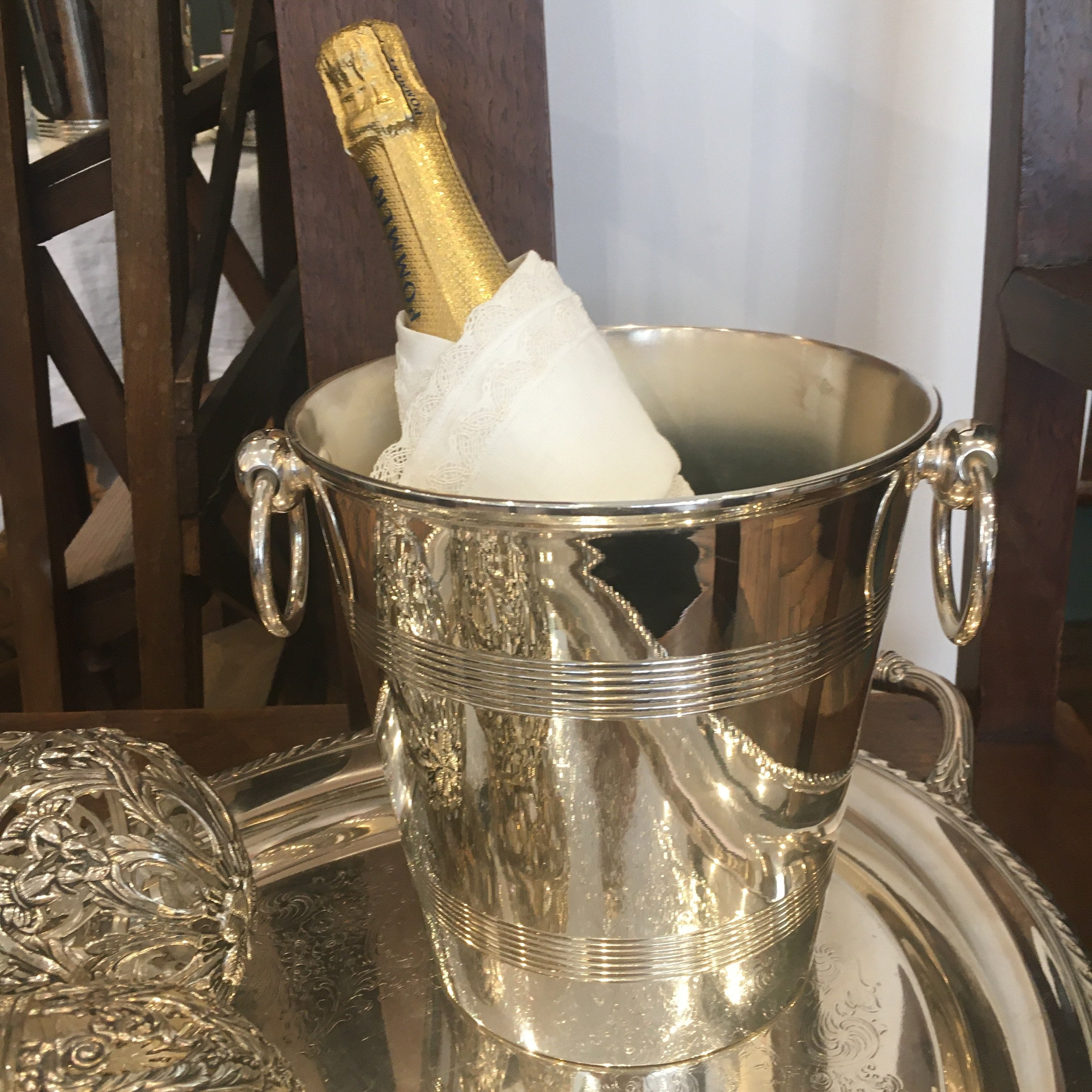 Seau à champagne en métal argenté - Maison Poète Seau à champagne en métal argenté - Maison Poète